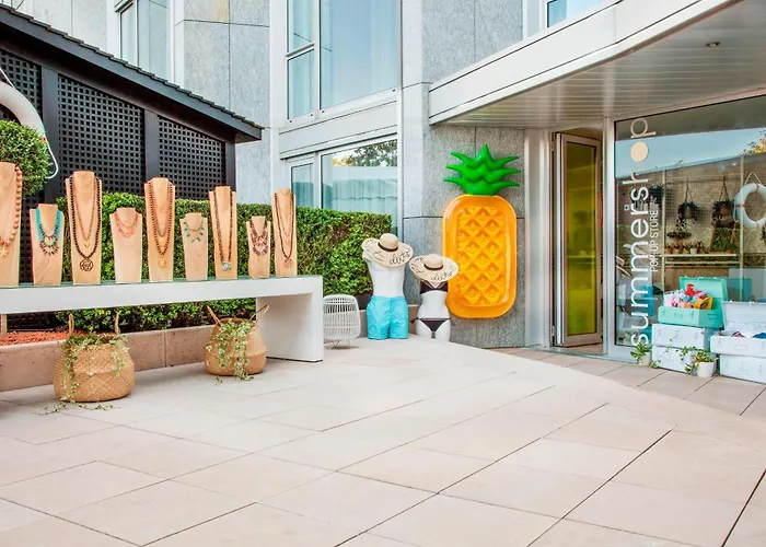 Hotel with pool: Hotel President Wilson, A Luxury Collection Hotel, Geneva
